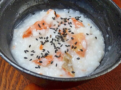 お酒で塩抜きがコツ♪　「塩吹き鮭の朝粥」